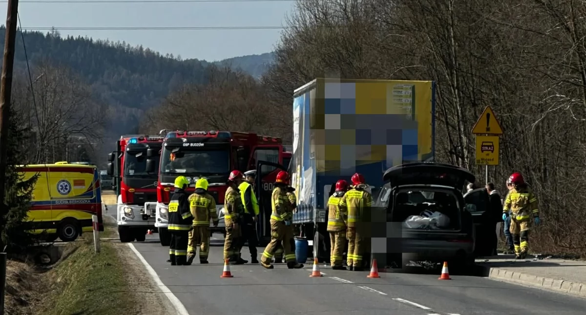 Zdarzenie drogowe w Budzowie z udziałem trzech pojazdów
