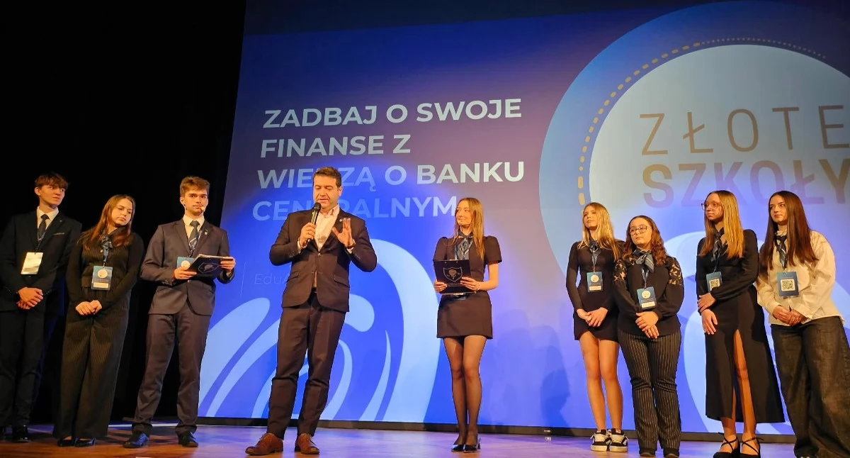 „Jeden dzień z życia pieniądza” – edukacyjna akcja uczniów suskiego liceum w Makowie Podhalańskim