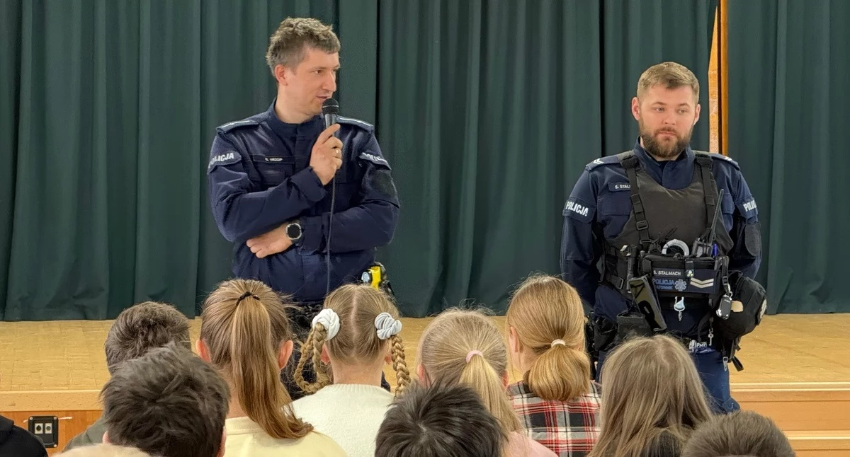 Bezpieczeństwo na drodze i w sieci. Policjanci i kurator uczą młodzież w Makowie.