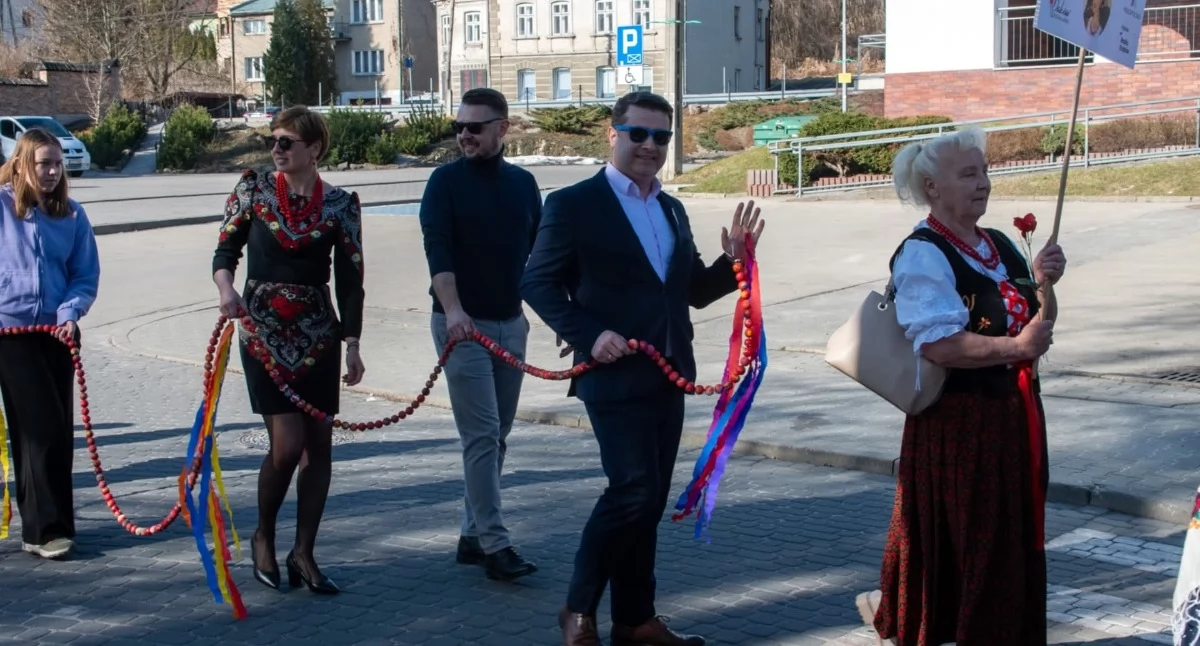 Kobiety Gór pobiły rekord Polski. W Makowie Podhalańskim powstał najdłuższy sznur korali