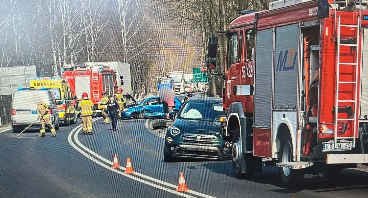 Zderzenie dwóch aut na DK28 w Suchej Beskidzkiej – AKTUALIZACJA