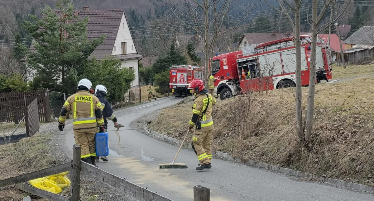 Groźna plama oleju na drodze! Strażacy walczyli z kilometrowym zagrożeniem