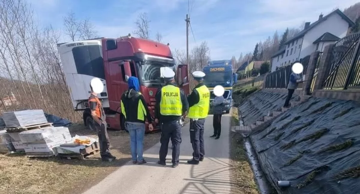 TIR ugrzązł na wąskiej drodze w Tarnawie Dolnej – policja prowadzi dochodzenie