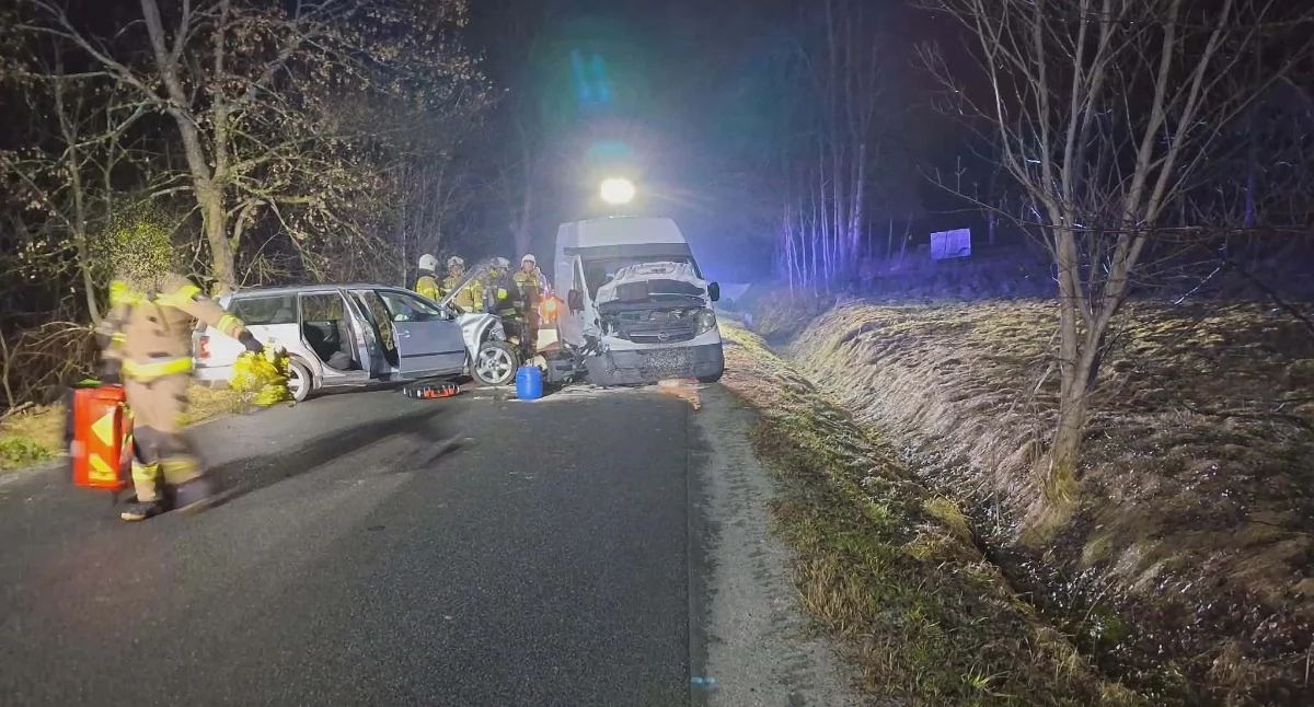 Czołowe zderzenie w Łętowni: samochód osobowy i dostawczy na drodze