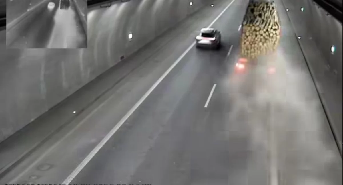 Ciężarówka uszkodziła tunel na Zakopiance. Są utrudnienia.