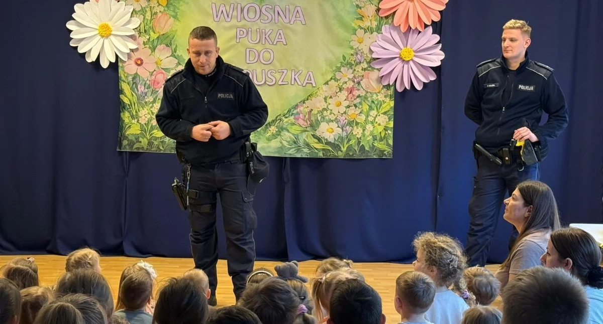 Policjanci uczą przedszkolaki z Bystrej Podhalańskiej o bezpieczeństwie na drodze i w sieci
