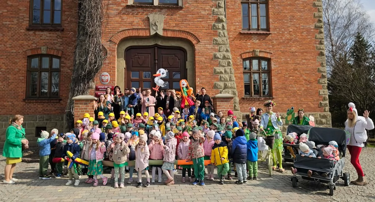 Wiosna przyjechała na rowerze. Kolorowy orszak dzieci przeszedł ulicami Jordanowa