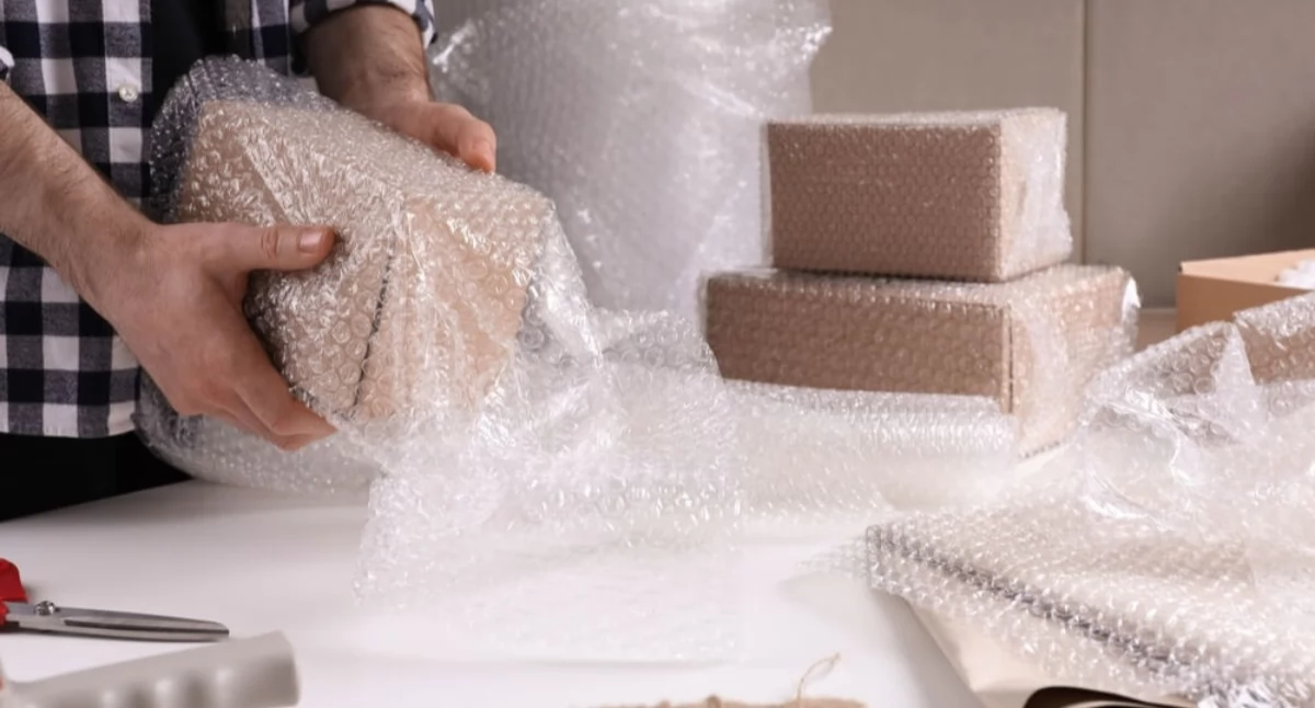 Pudełka z wieczkiem w e-commerce – kiedy sprawdzają się lepiej niż klasyczne kartony