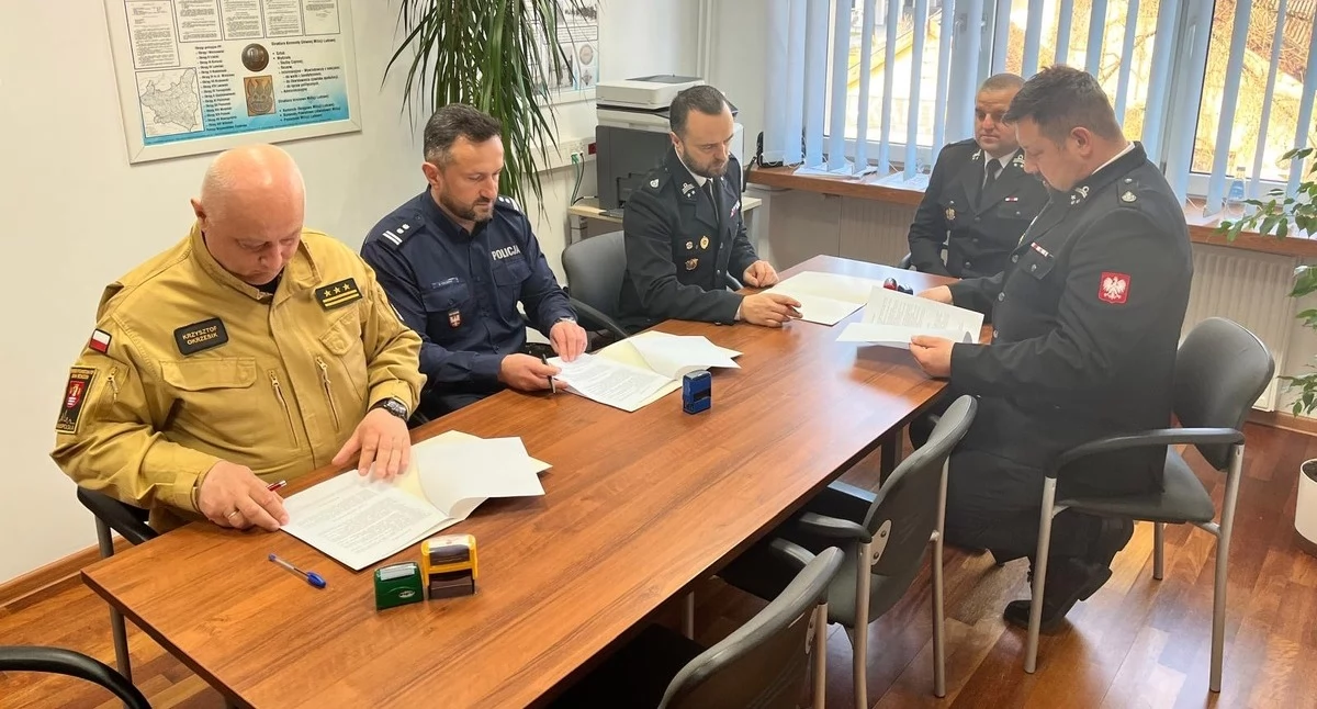 Służby łączą siły w Suchej Beskidzkiej. Policja, PSP i OSP z Bystrej podpisały porozumienie