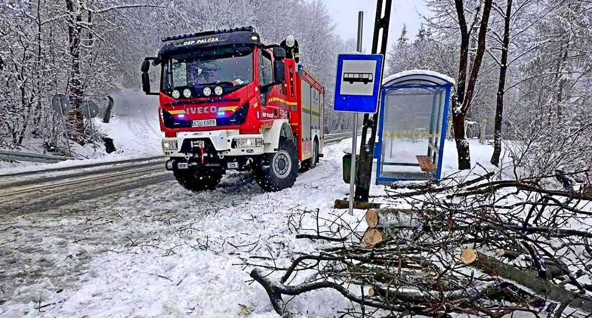 Strażacy podsumowują: intensywne opady mokrego śniegu sparaliżowały powiat suski