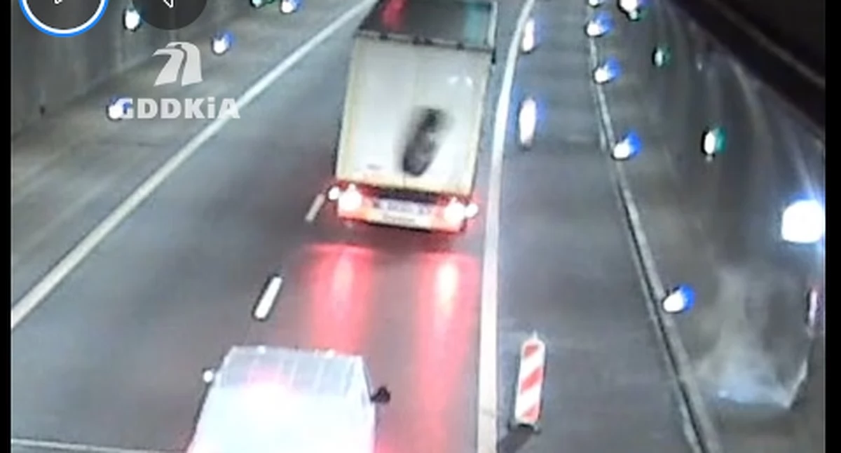 Groźne zdarzenie w tunelu na zakopiance. Koło odpadło od ciężarówki [wideo]