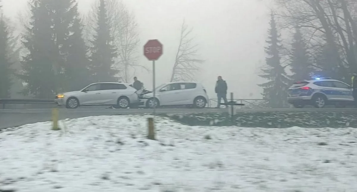 Karambol trzech aut na DK28 w Suchej Beskidzkiej. AKTUALIZACJA