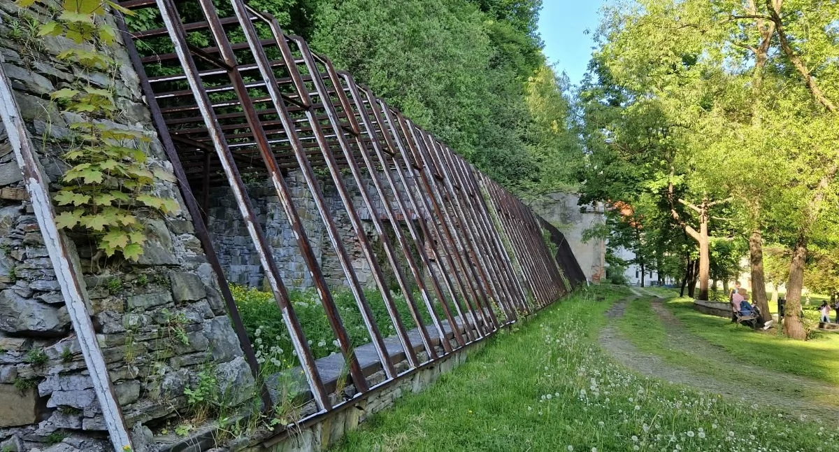 Ruiny szklarni przy zamku w Suchej Beskidzkiej z nową koncepcją