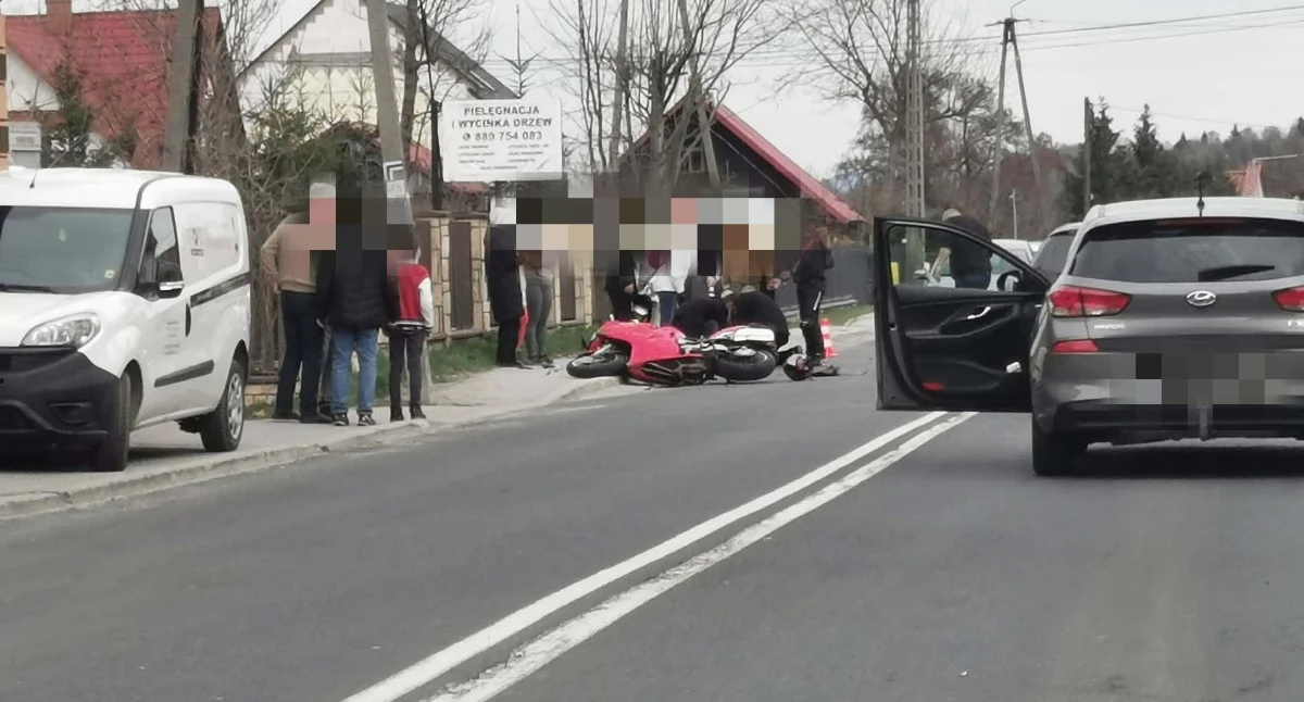 Poważny wypadek motocyklisty w Zawoi. Na miejscu lądował śmigłowiec LPR. AKTUALIZACJA