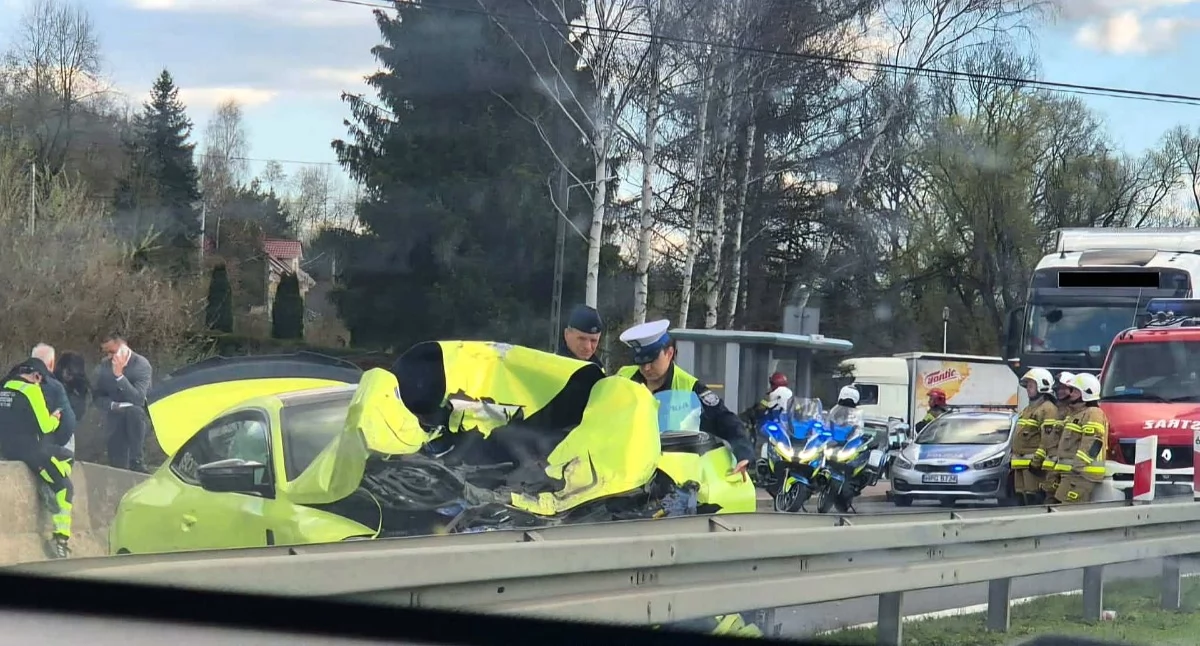 Zderzenie busa i osobówki w Głogoczowie. Trzy osoby trafiły do szpitala