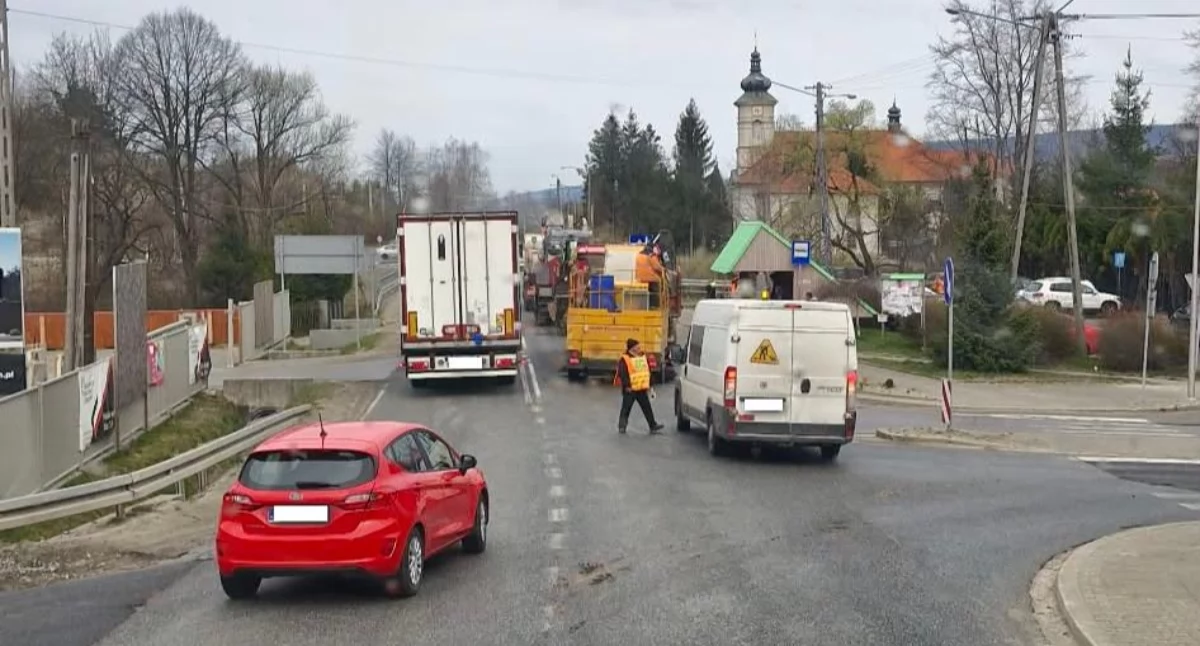Uwaga kierowcy! Utrudnienia na DK28. Trwa remont nawierzchni i sprzątanie po zimie