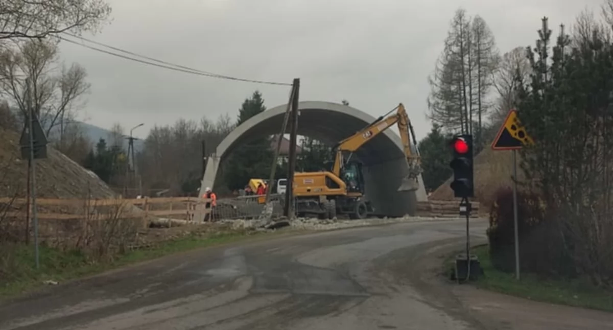 Budowa tunelu w Lachowicach nabiera tempa. Są pierwsze efekty prac