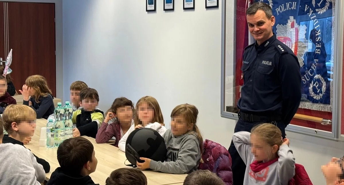 Uczniowie suskiej „Jedynki” z wizytą u policjantów. Nauka bezpieczeństwa i pokaz psa służbowego