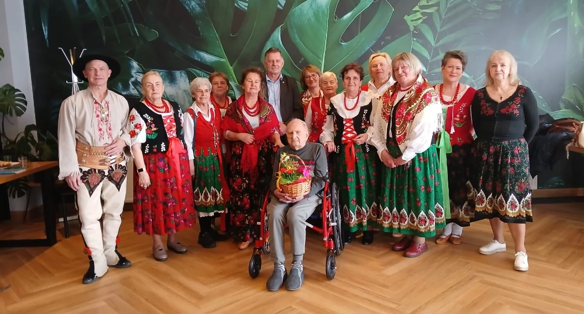 Urodziny najstarszego Jordanowianina w rytm muzyki grupy wokalnej Biesiada