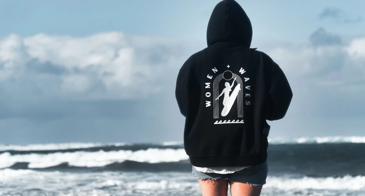 Merch jako benefit pracowniczy. Czy firmowa bluza może konkurować z kartą sportową?