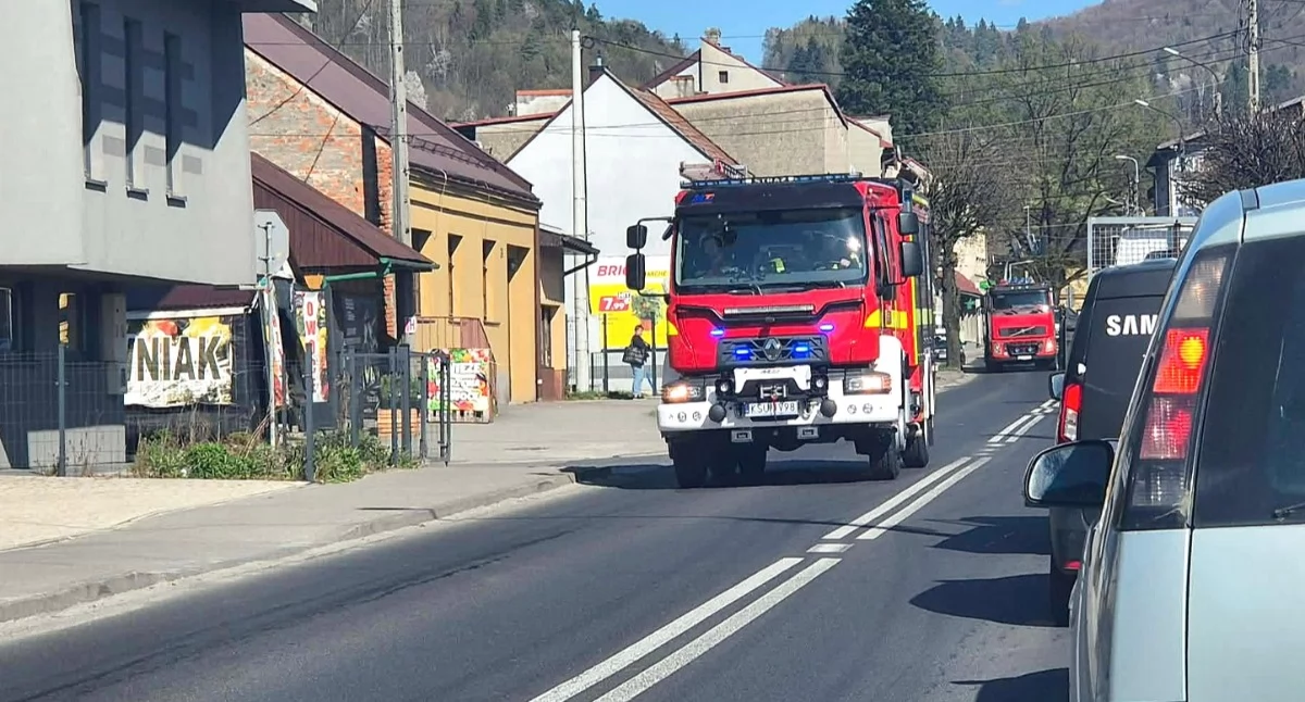 Kolizja trzech pojazdów w Makowie Podhalańskim. Akcja służb zakończona