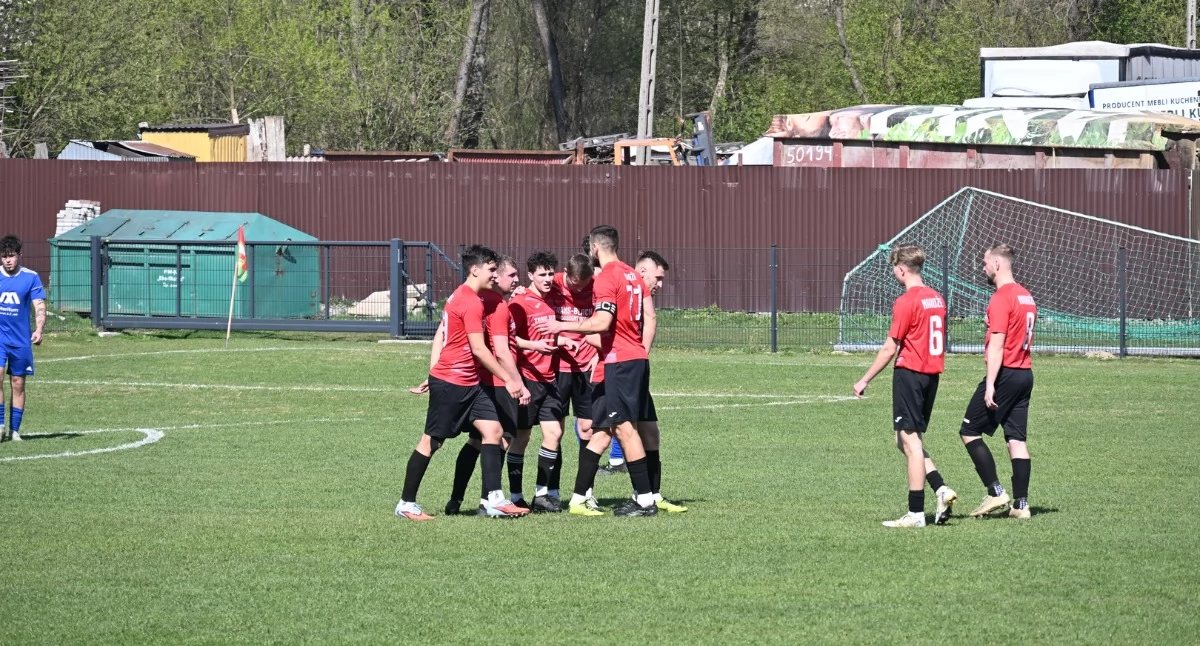 Piłkarski weekend: Jupitery w Naprawie, lider w Juszczynie, Tempo jedzie do sąsiada, ofensywa Jordana, a derbów i tak jak zawsze będzie pod dostatkiem