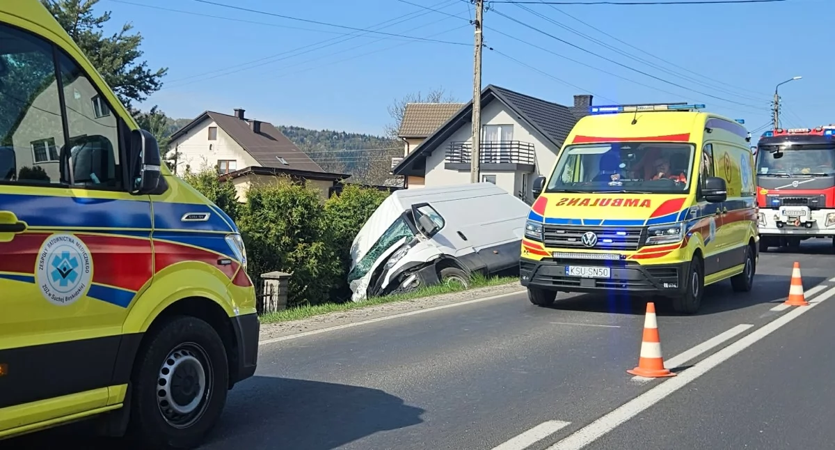 Samochód wypadł z drogi w Makowie Podhalańskim. AKTUALIZACJA 
