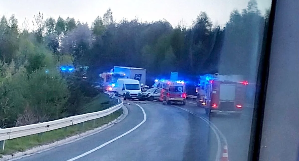 Poranne starcie z barierami na DK28. Kierowca trafił do szpitala, droga była zablokowana