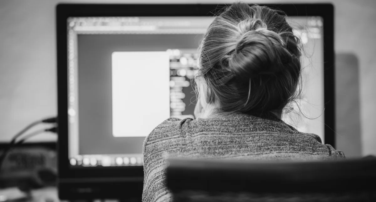 Zmęczone oczy przed monitorem? Sprawdź, jak zadbać o wzrok w erze cyfrowej