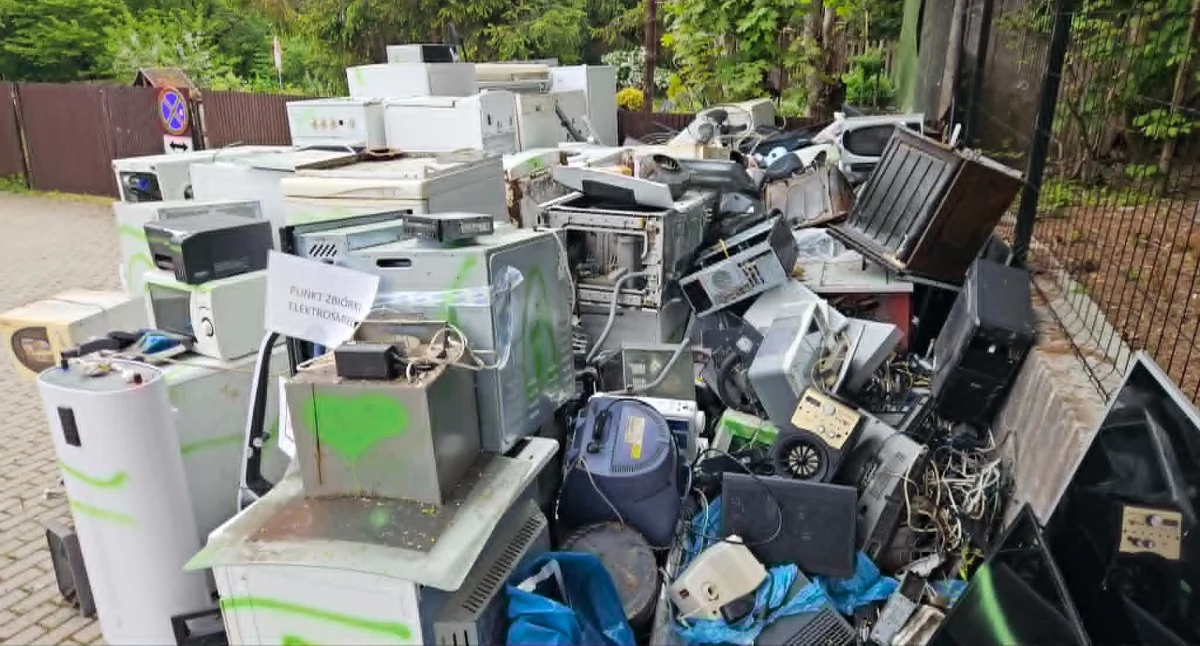 Góra elektrośmieci za sprzęt dla strażaków. Nietypowa akcja w Tarnawie Dolnej