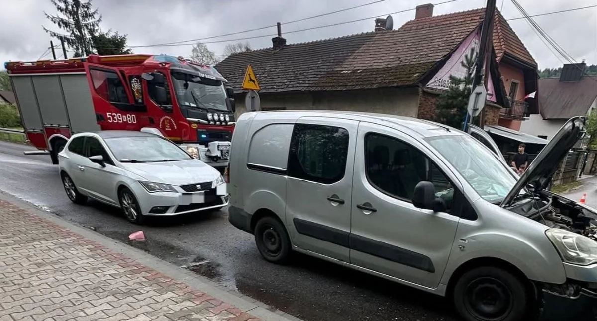 Zderzenie trzech samochodów w Budzowie. Droga była zablokowana AKTUALIZACJA