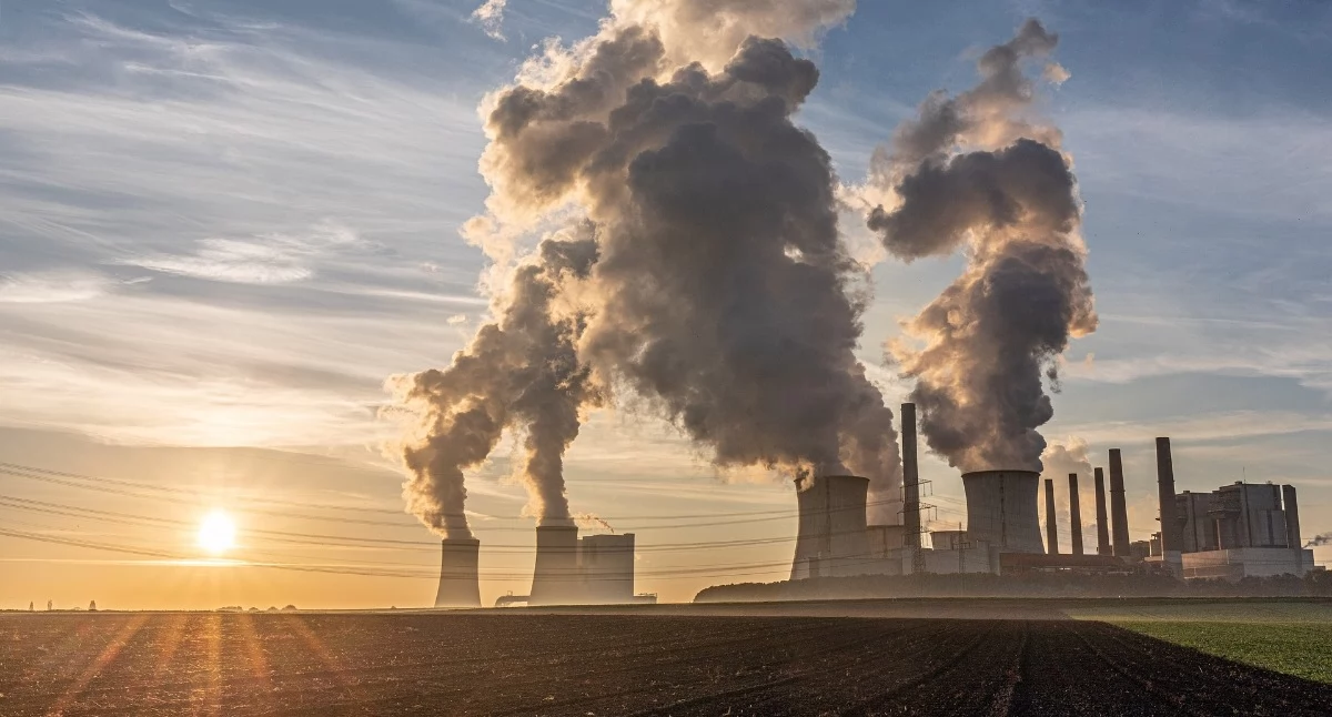 Podatek od CO₂ dzieli Polaków. Rząd mówi o miliardach dla obywateli, krytycy o rosnących kosztach życia
