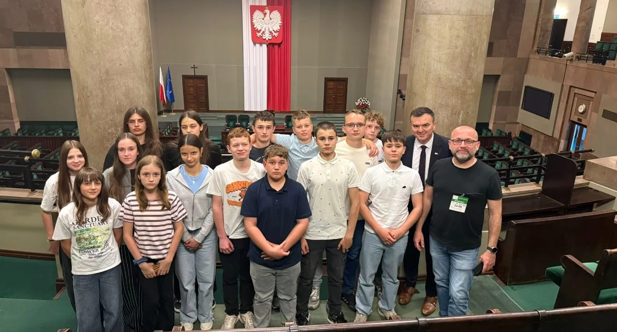Młodzież z Budzowa zwiedziła Sejm. Zaprosił ich poseł Mariusz Krystian