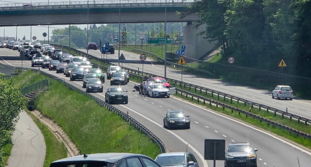 Poważny wypadek na Zakopiance. Zderzenie czterech pojazdów sparaliżowało ruch w kierunku Krakowa