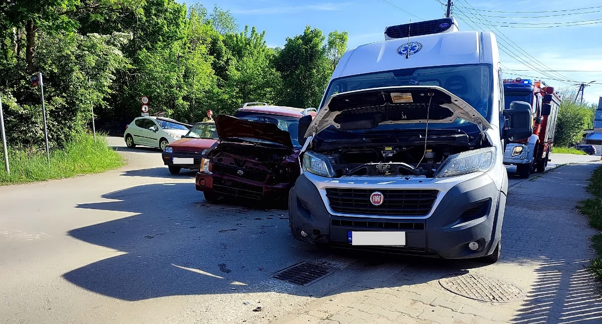 Zderzenie osobówki z autem dostawczym w centrum Lachowic. Utrudnienia w ruchu drogowym