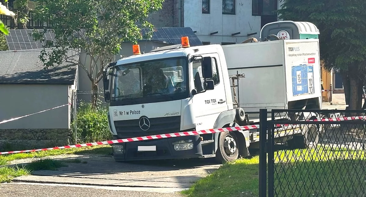 Nietypowa interwencja w Makowie Podhalańskim. Ciężarówka utknęła na betonowych płytach