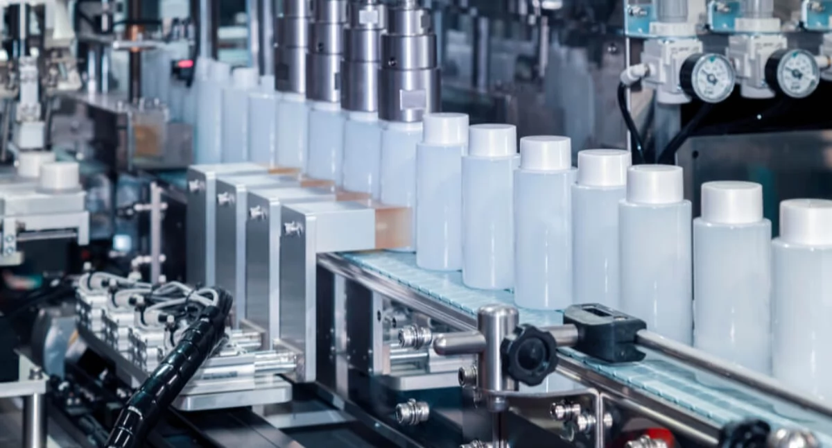Automatyczne zliczanie produktów na linii – jakie czujniki dobrać do szybkiej produkcji?