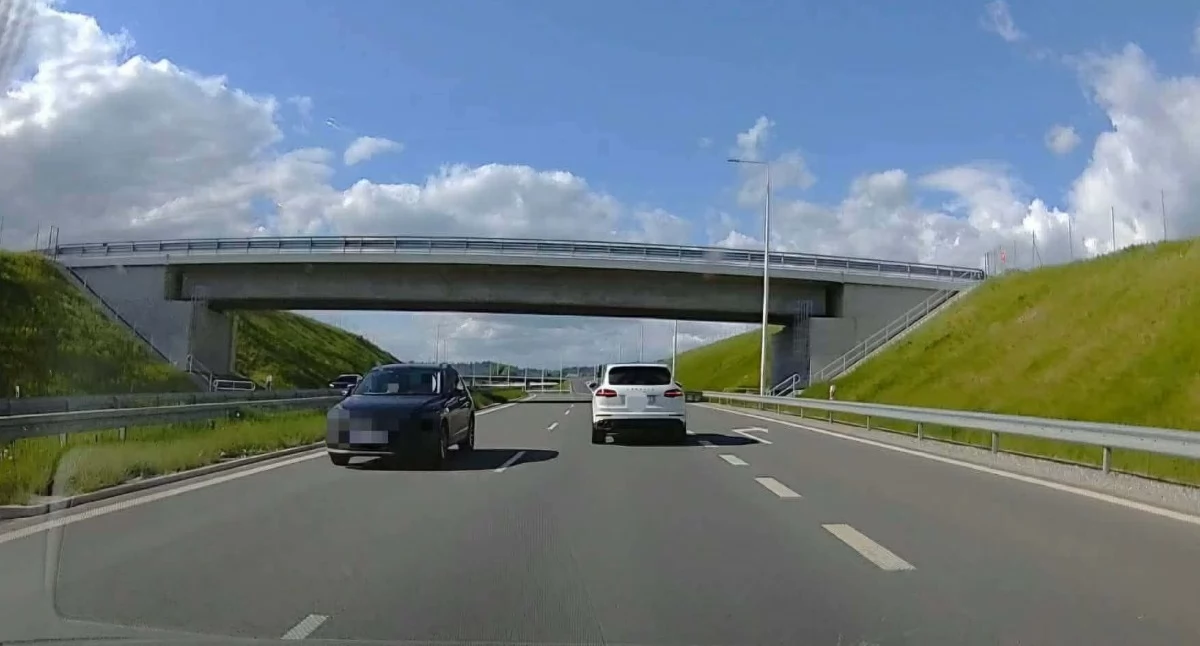 Samochód z suską rejestracją jechał pod prąd nową zakopianką (wideo)
