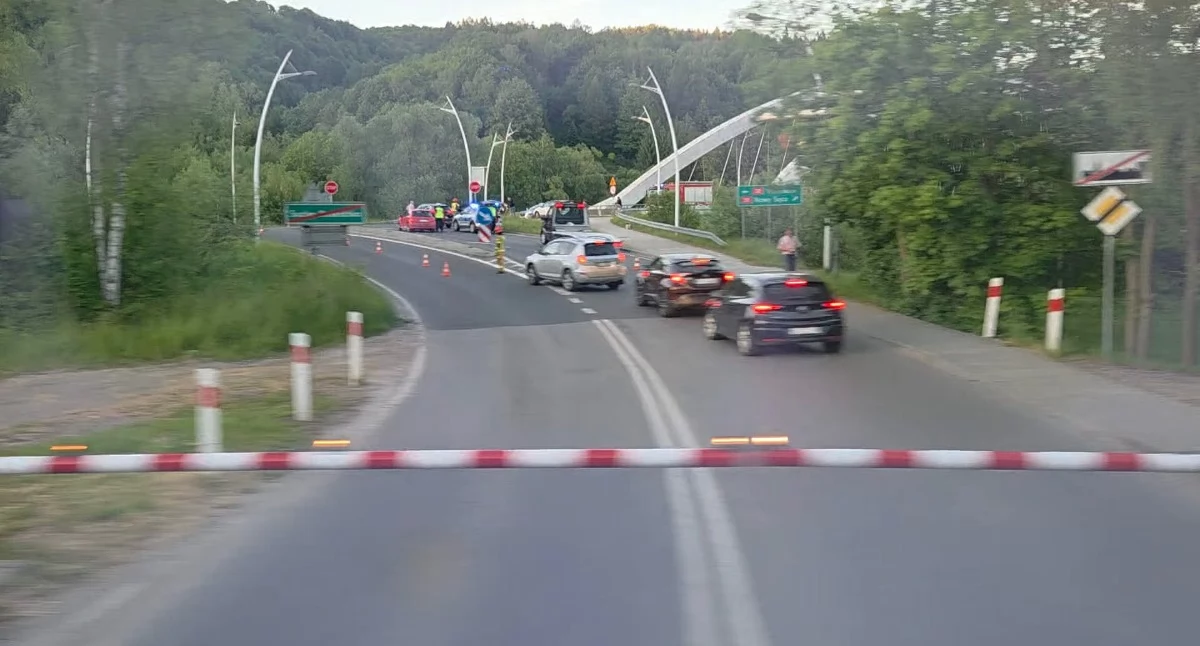Kolizja na DK28 w Suchej Beskidzkiej. Występują utrudnienia w ruchu