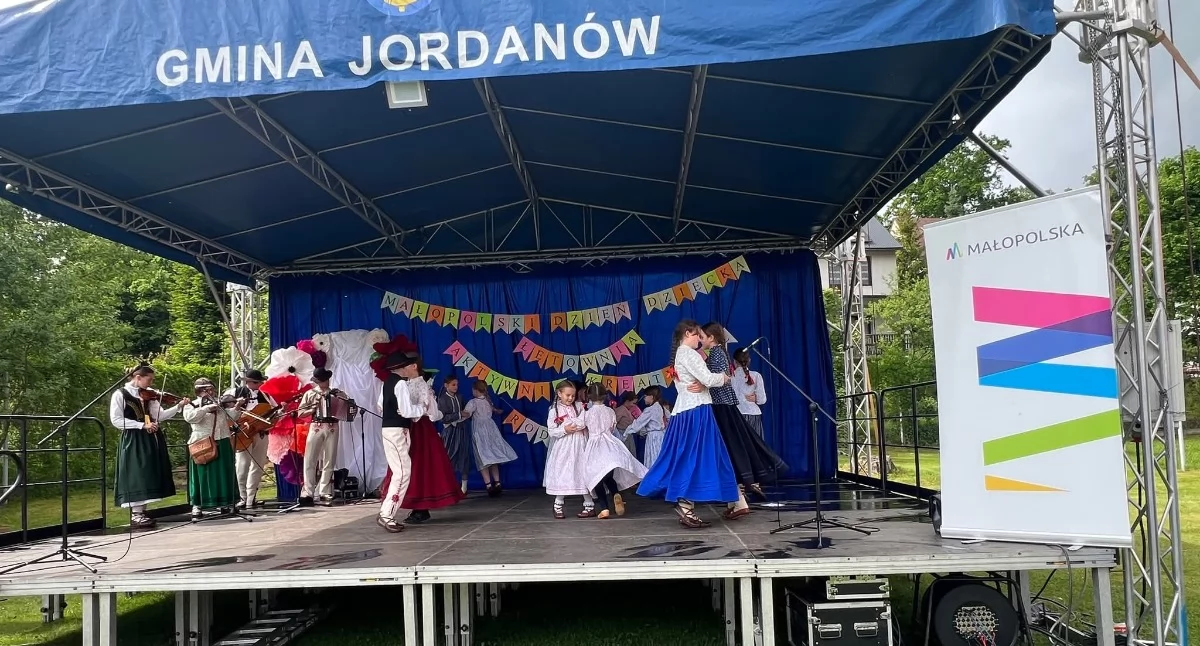 Małopolski Dzień Dziecka w Łętowni. Rodzinna zabawa mimo deszczowej pogody