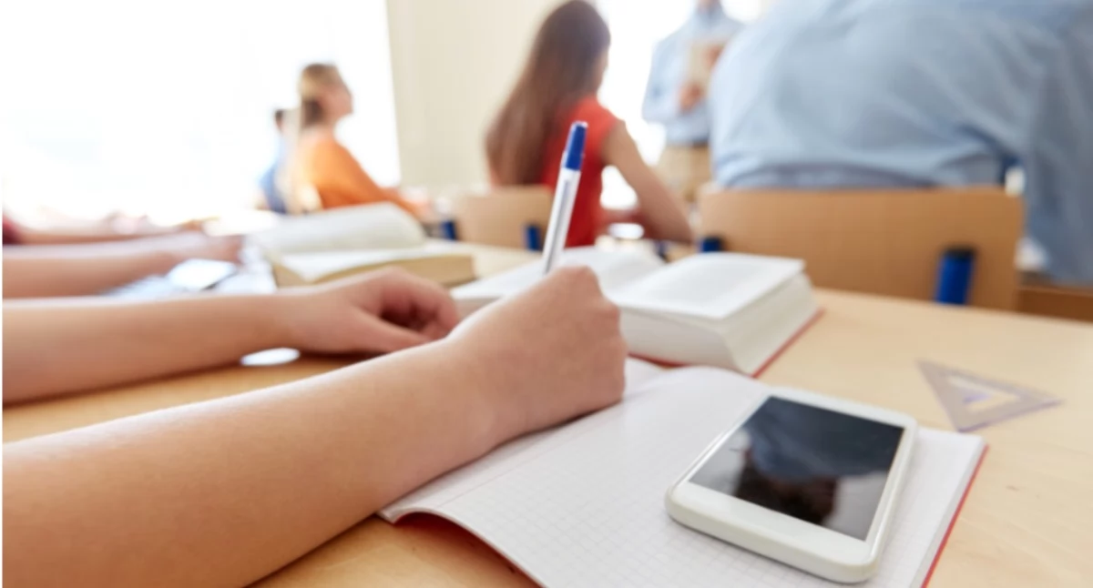 Koniec z komórkami w szkołach! Rząd przyjął projekt nowych przepisów