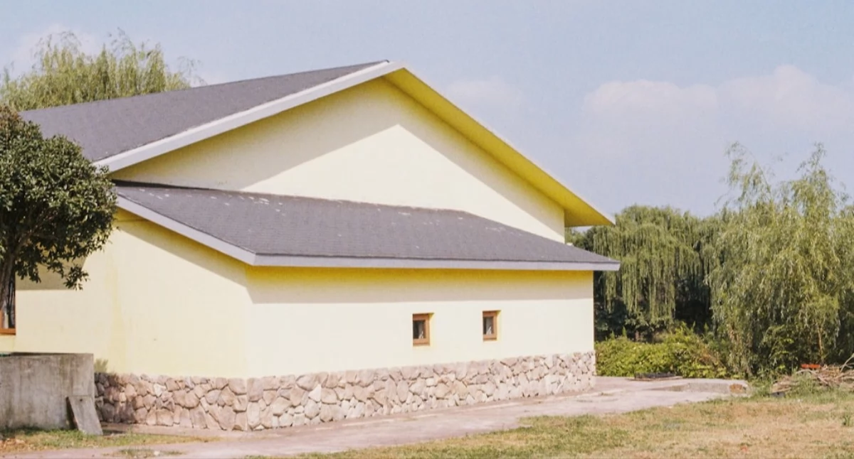Nowoczesne budownictwo w powiecie suskim: Jak skutecznie ocieplić i wyrównać podłogi w domu?