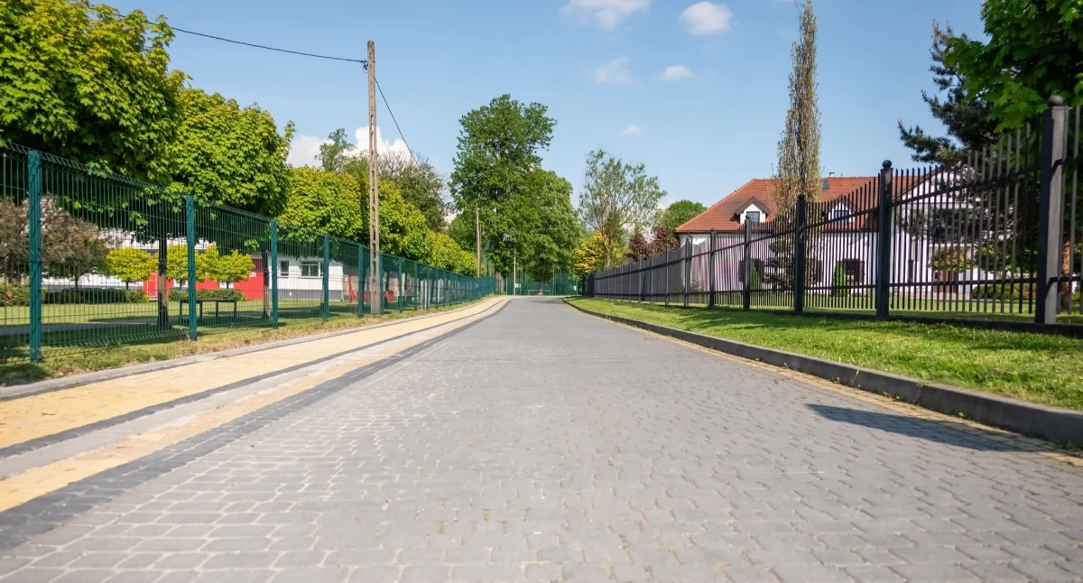 Koniec drogowej udręki w centrum Zembrzyc. Poszerzenie jezdni przy Urzędzie Gminy zakończone