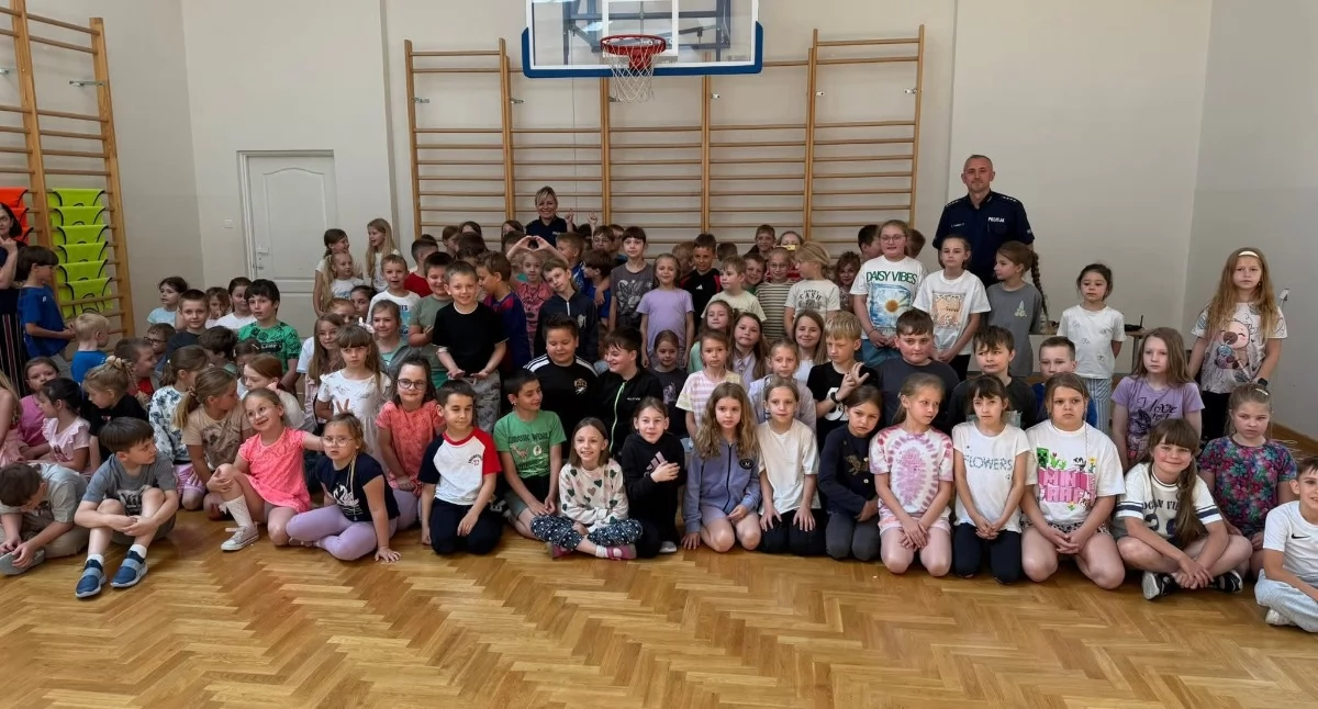 Policjanci odwiedzili uczniów w Jordanowie. Rozmawiali o bezpiecznych wakacjach