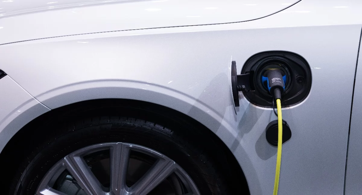 Czy hybryda plug-in to dobry wybór dla kierowców pokonujących długie trasy?