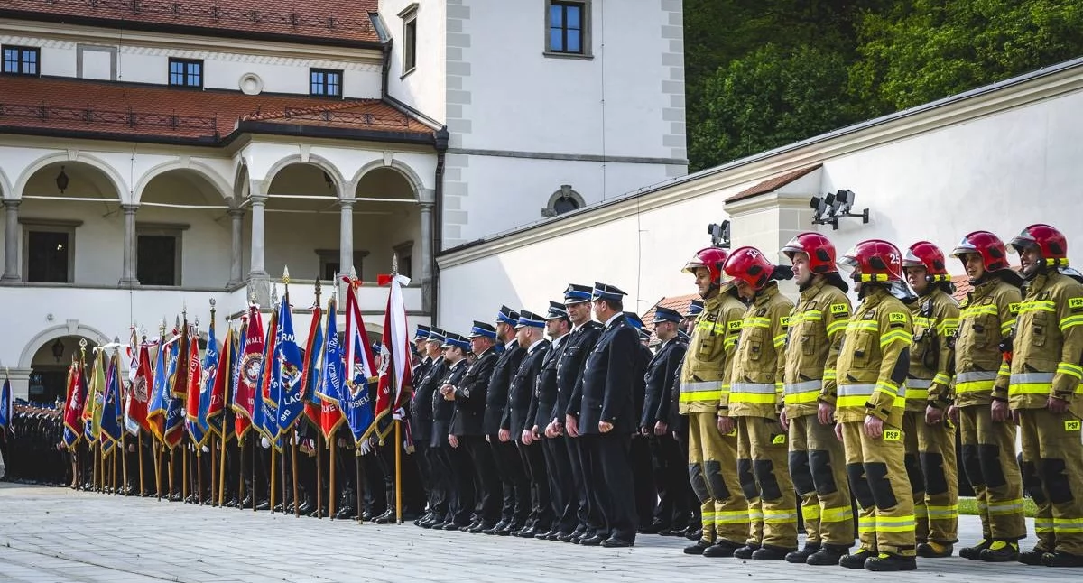 140 lat straży pożarnej w Suchej Beskidzkiej. Wielki jubileusz na dziedzińcu zamkowym