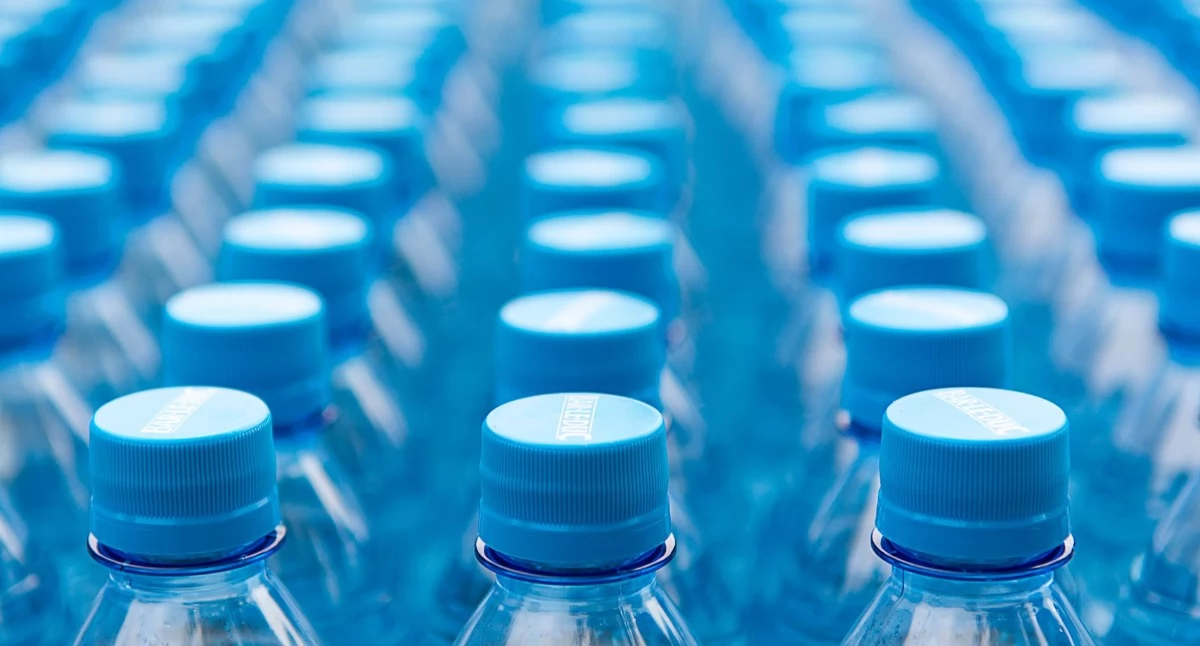 Nakrętki do butelek plastikowych – rodzaje, kompatybilność i zastosowanie w systemach opakowań