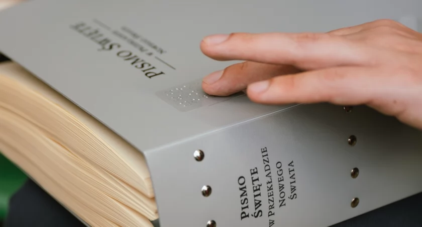 Przełom dla niewidomych!  Świadkowie Jehowy wydali Biblię w polskim brajlu!