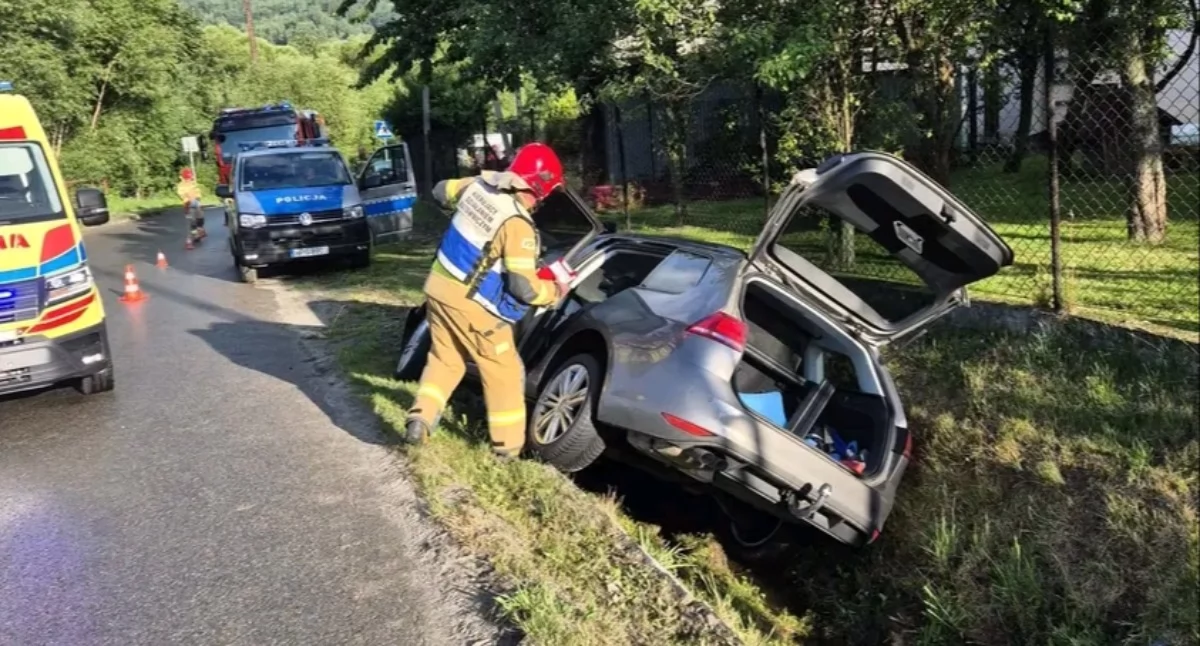 Samochód wpadł do przydrożnego przepustu