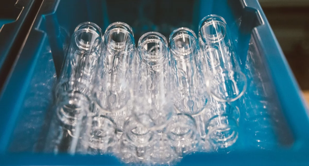 Czym różnią się opakowania plastikowe dostępne na rynku